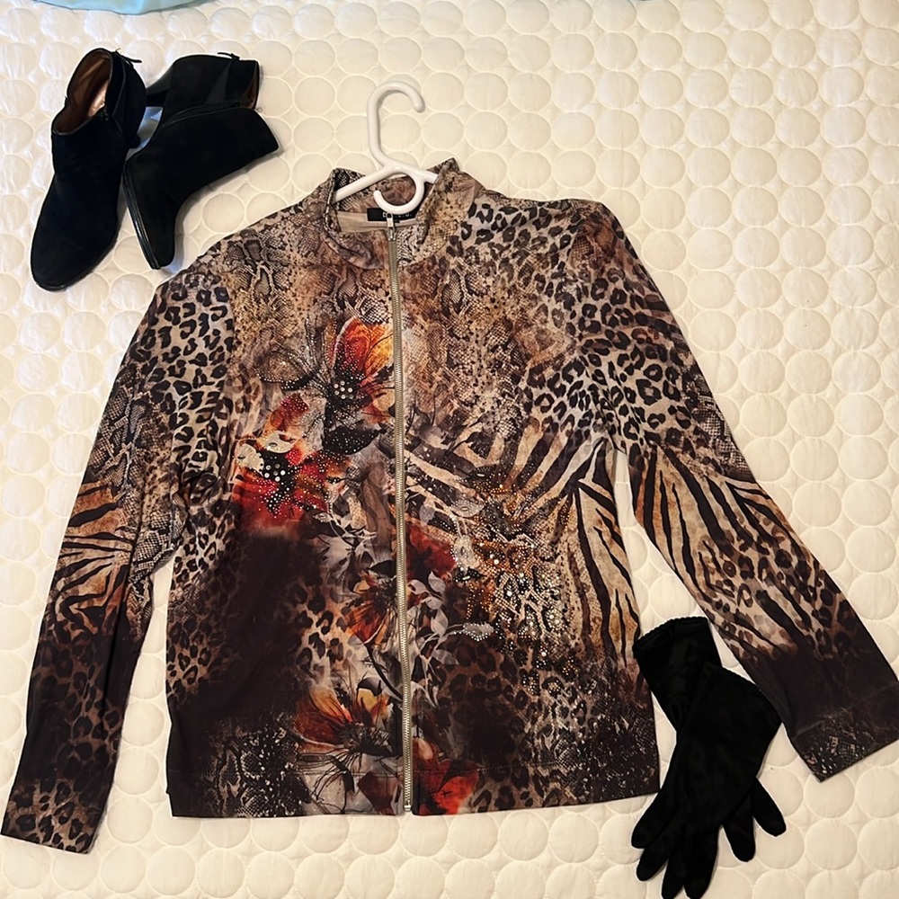 Gorgeous light-weight zip front jacket with some stretch. Lovely animal print!